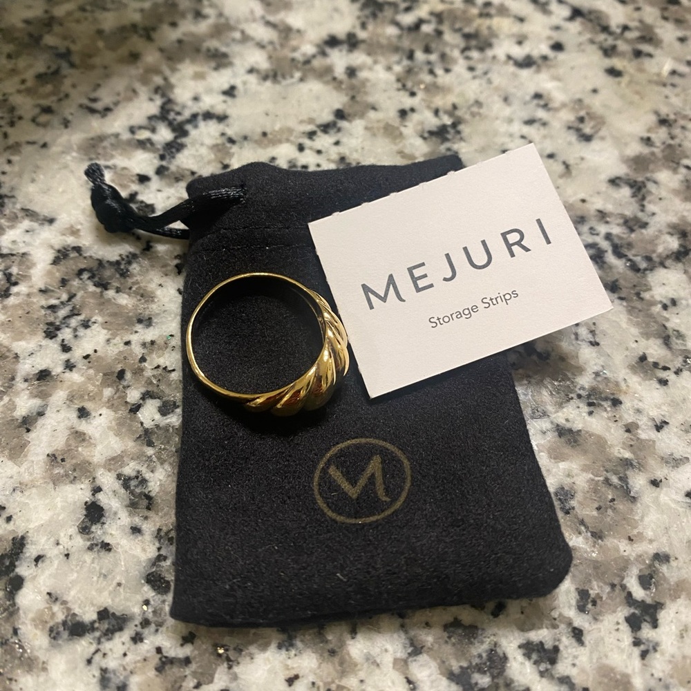 Mejuri Croissant Dôme Ring